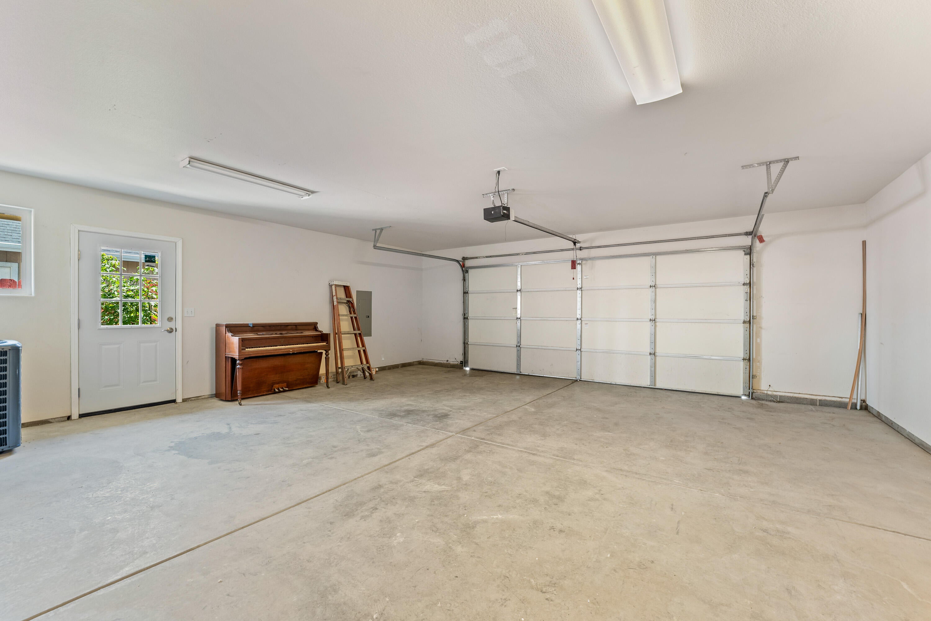 1692 Leonard Road Grants Pass, OR 97527 - Photo 26 of 36 Garage
