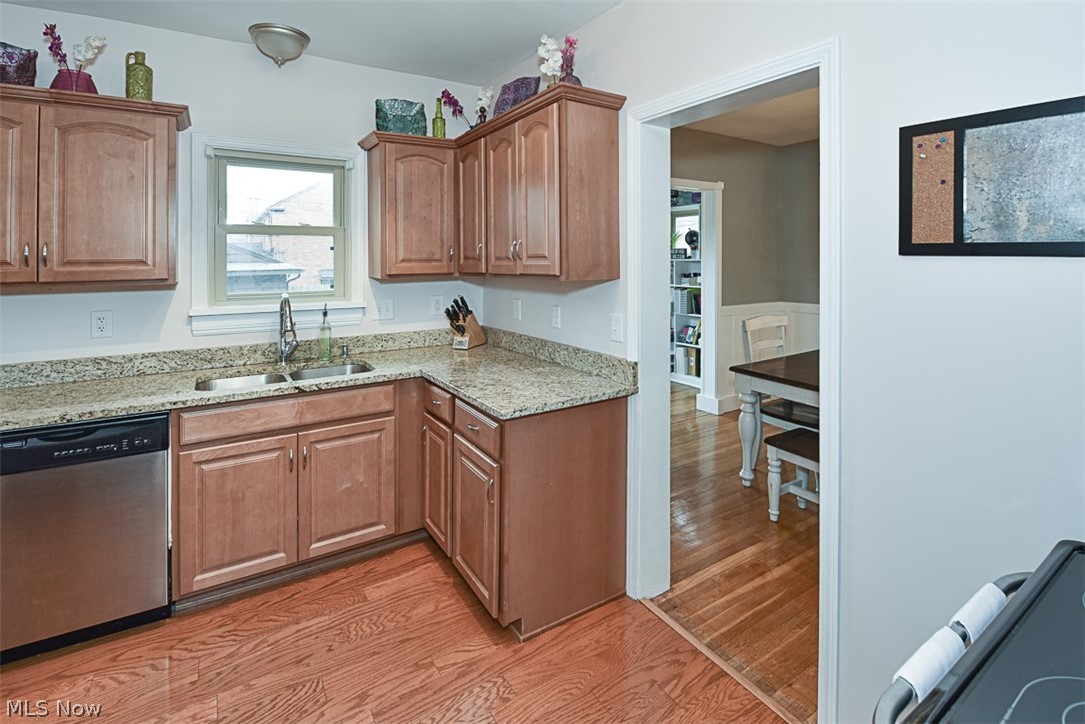 2436 Fenwick Road Cleveland, OH 44118 - Photo 4 of 28