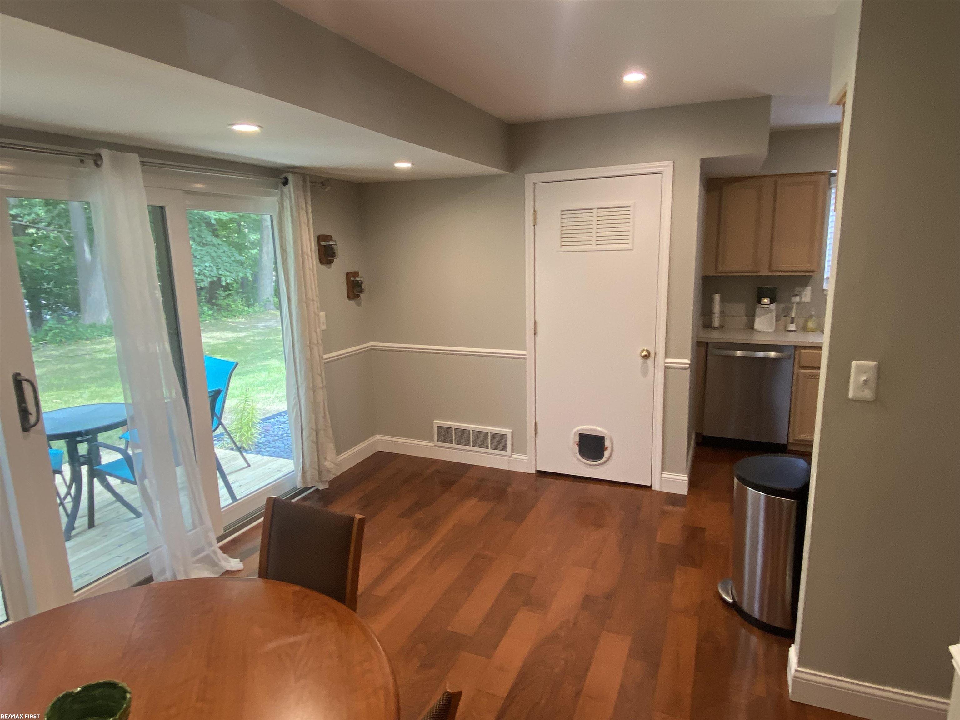 1638 River View Drive Rochester, MI 48309 - Photo 15 of 31 50188038-3be56805-ecff-4c76-9229-9ab742d55495.JPG