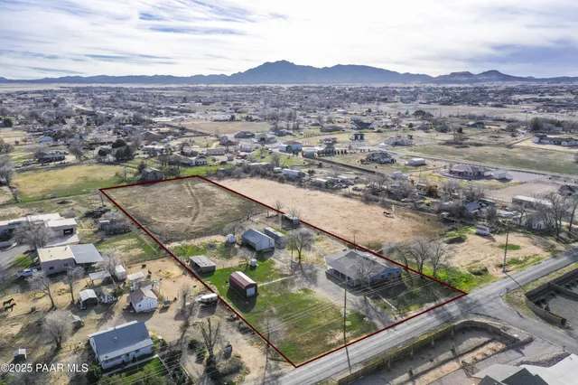 a view of a house with backyard and garden
