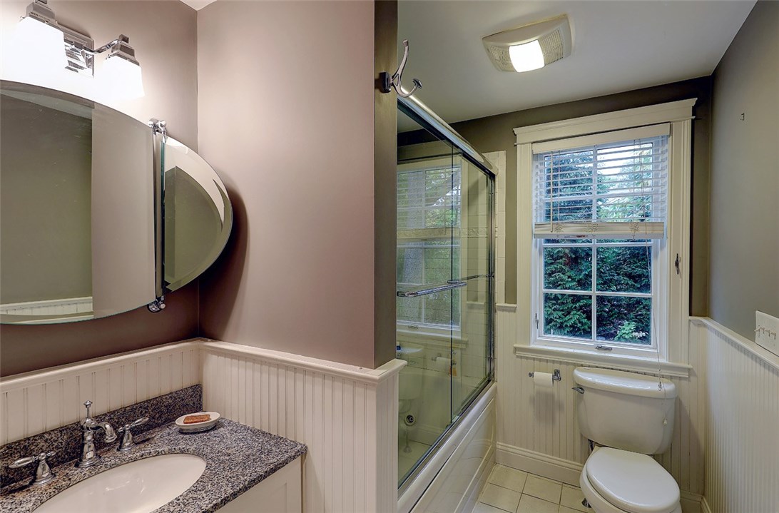 83 Rumstick Road Barrington, RI 02806 - Photo 17 of 28 Guest Suite Bath with Tub and Shower