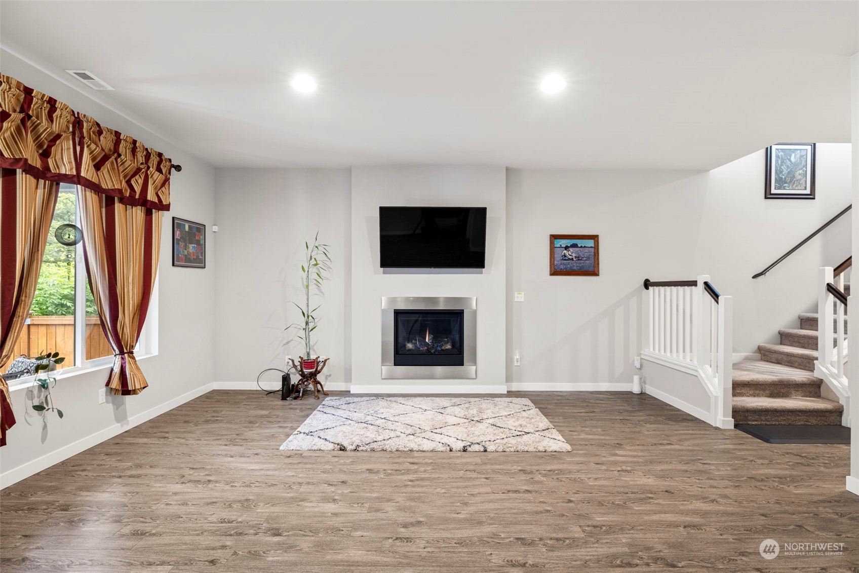 9229 5th Drive Southeast Everett, WA 98208 - Photo 3 of 33 a view of a livingroom with a fireplace and workspace