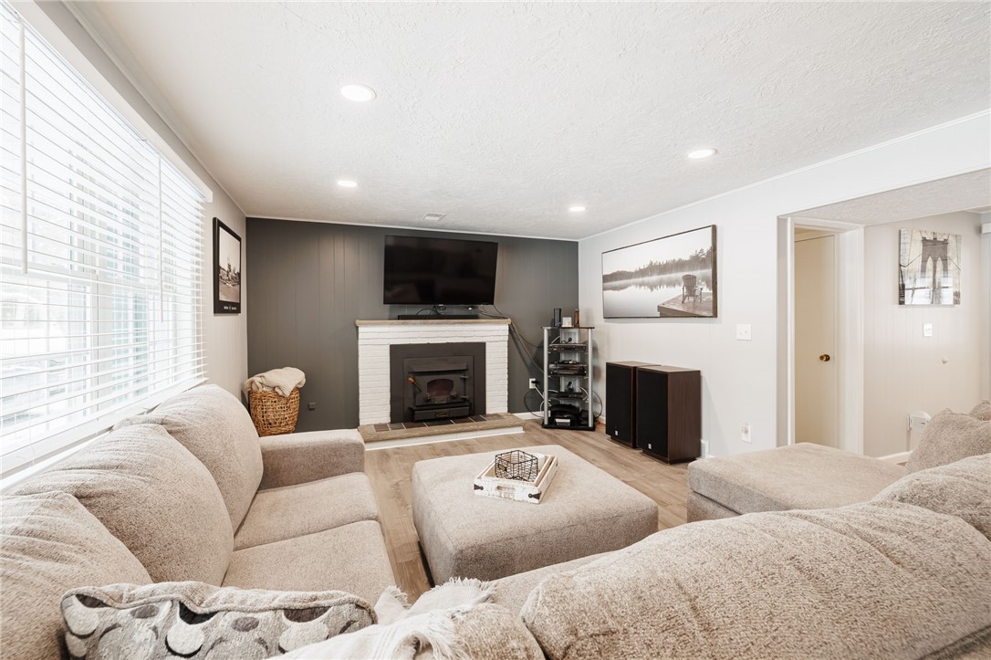 40 Crystal Spring Lane Perinton, NY 14450 - Photo 16 of 33 Den