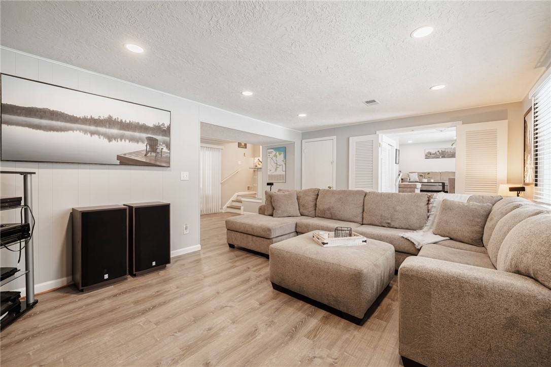 40 Crystal Spring Lane Perinton, NY 14450 - Photo 17 of 33 Den