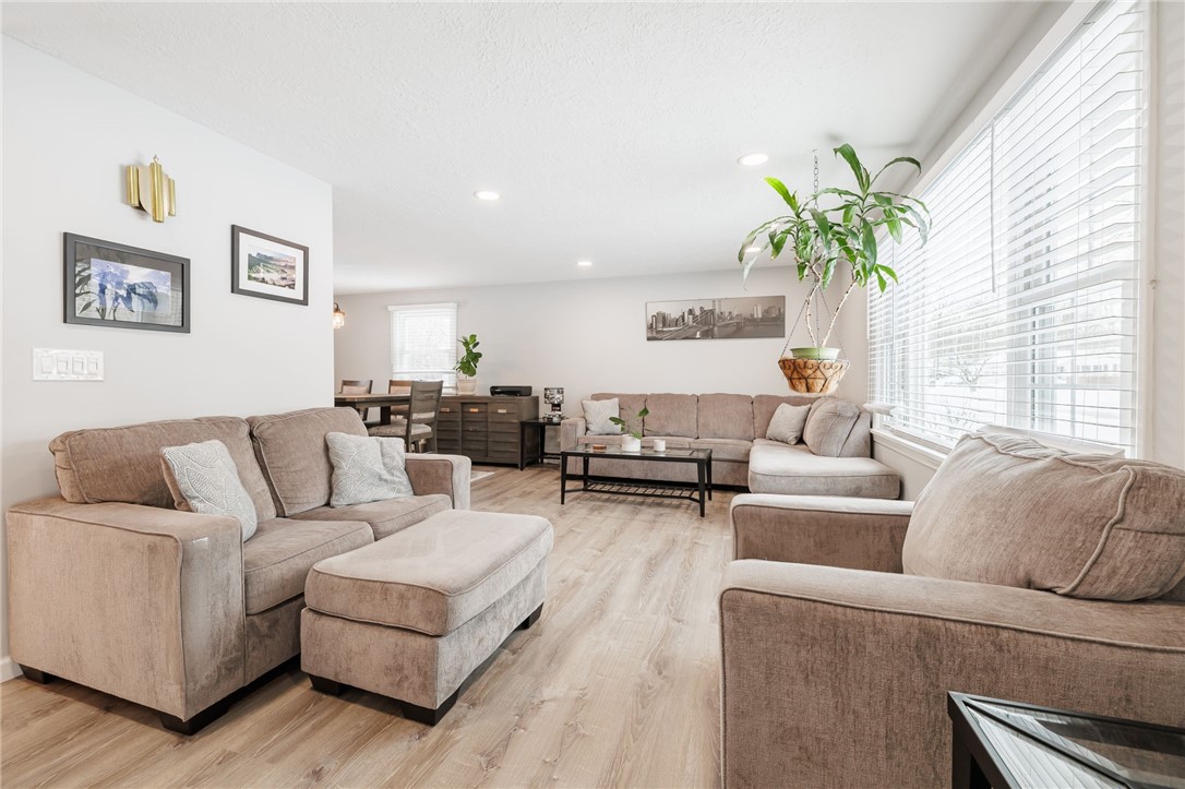 40 Crystal Spring Lane Perinton, NY 14450 - Photo 3 of 33 Living/Dining