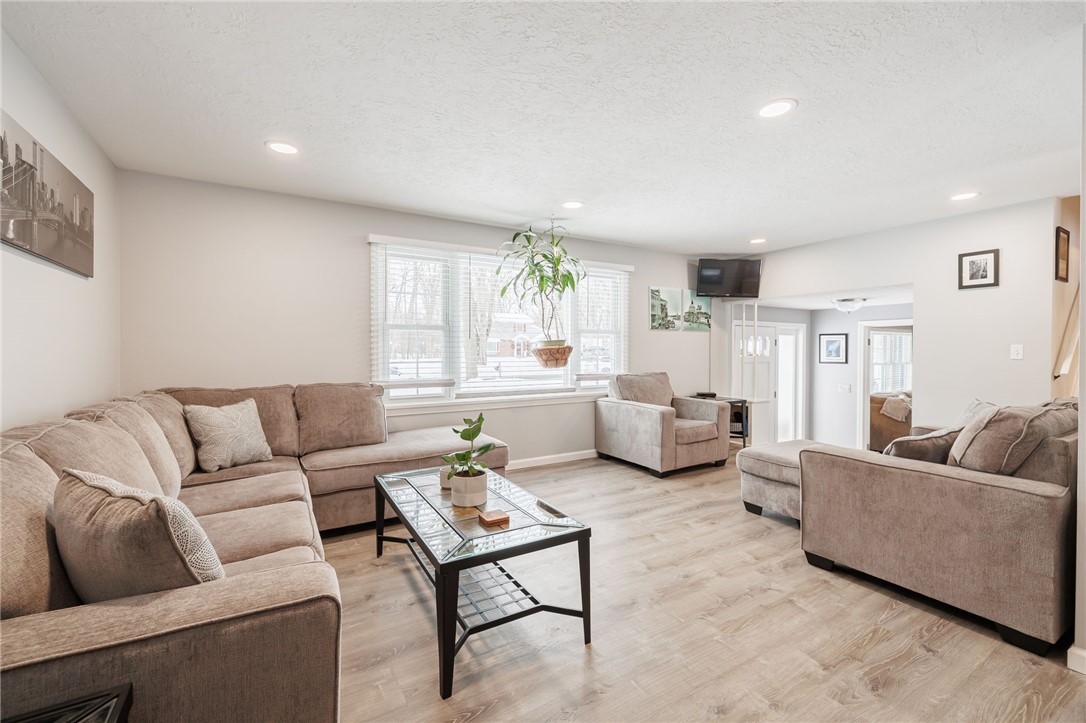 40 Crystal Spring Lane Perinton, NY 14450 - Photo 5 of 33 Living