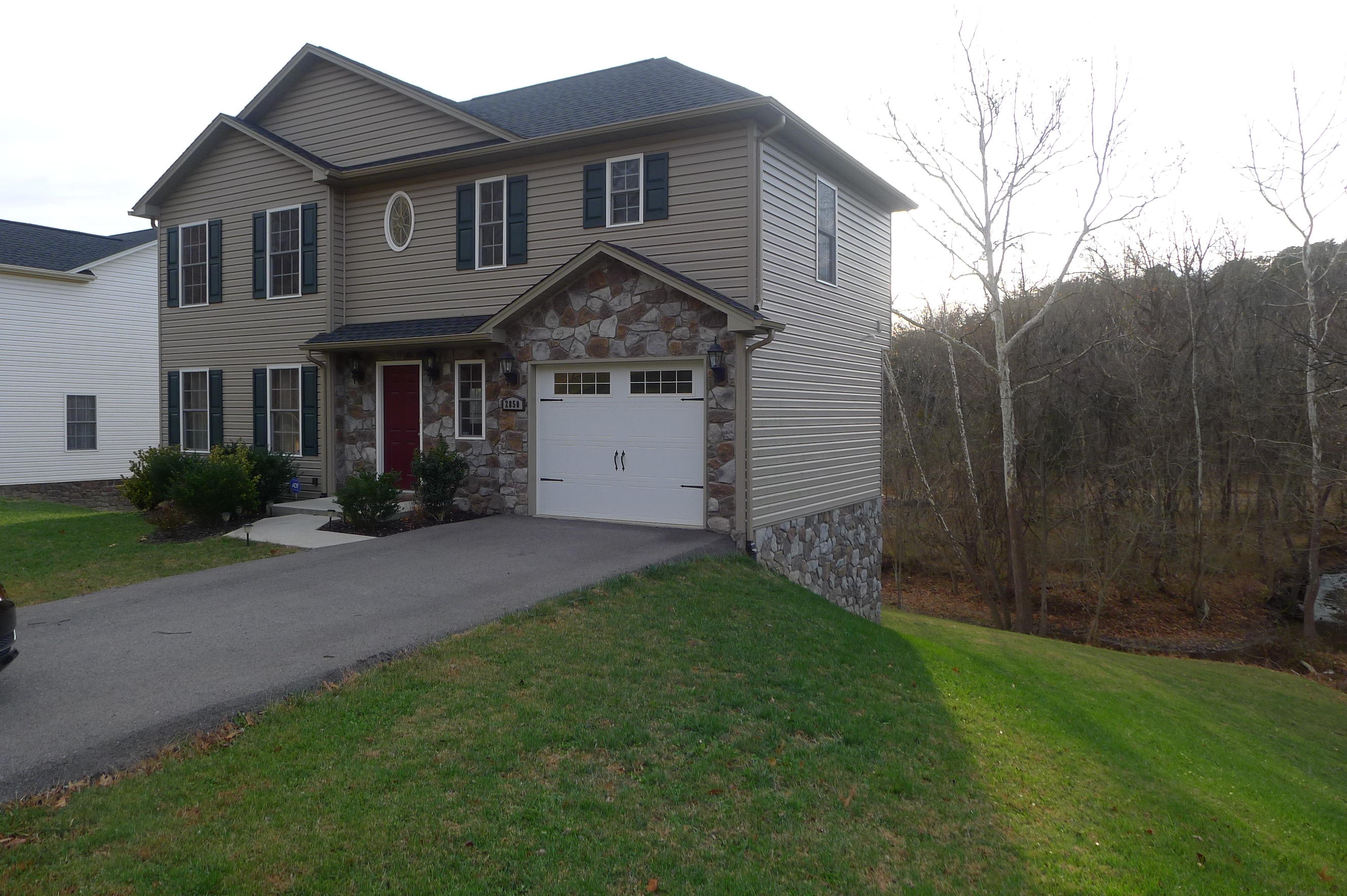 2850 Green Ridge Road Northwest Roanoke, VA 24019 - Photo 1 of 30 a front view of house with yard and green space