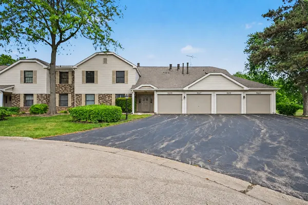 $200,000 | 5235 Rockpoint Court, Unit 5235, Gurnee, IL 60031