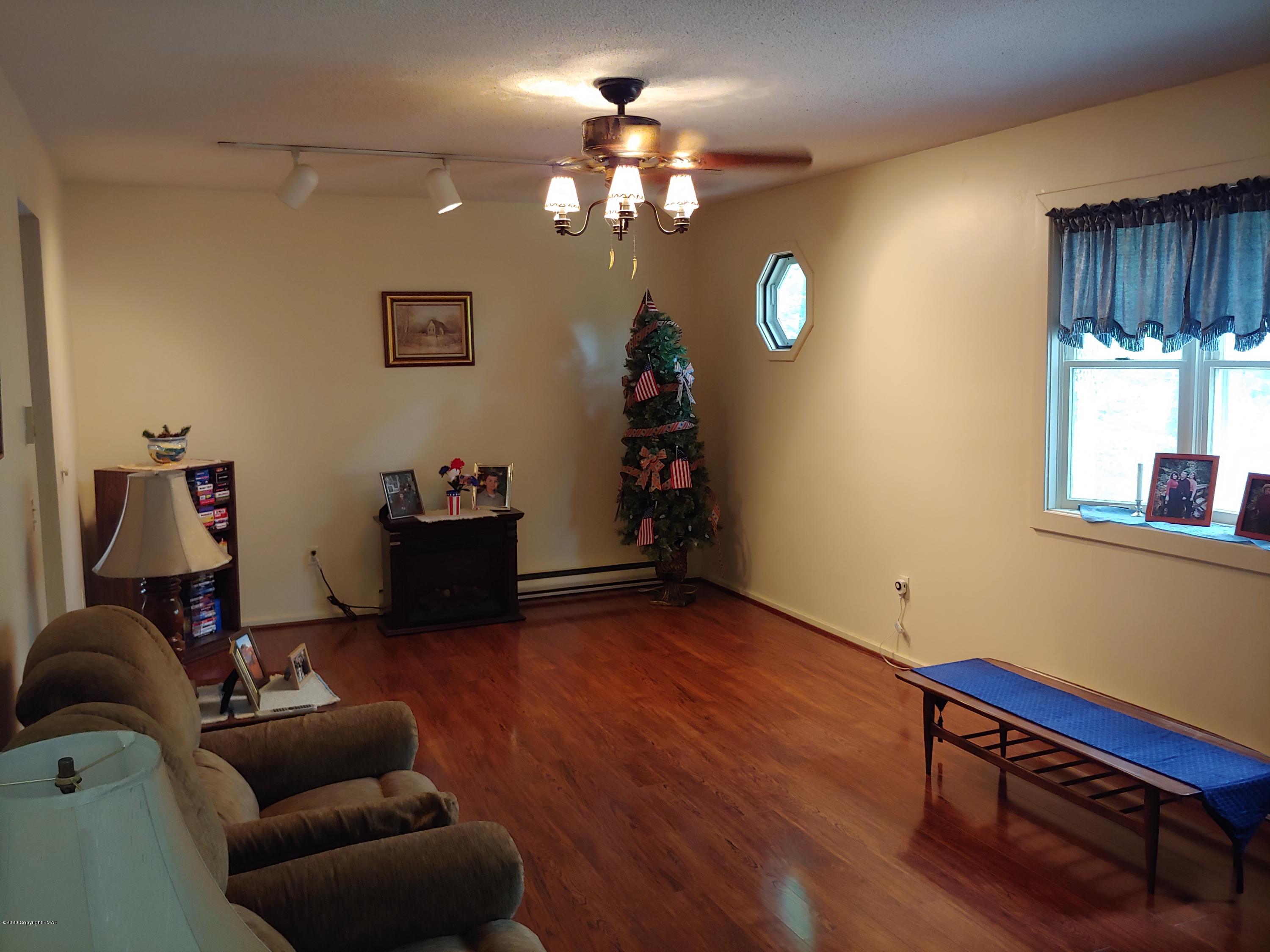 5115 High Terrace Road Stroudsburg, PA 18360 - Photo 4 of 40 Large Living room