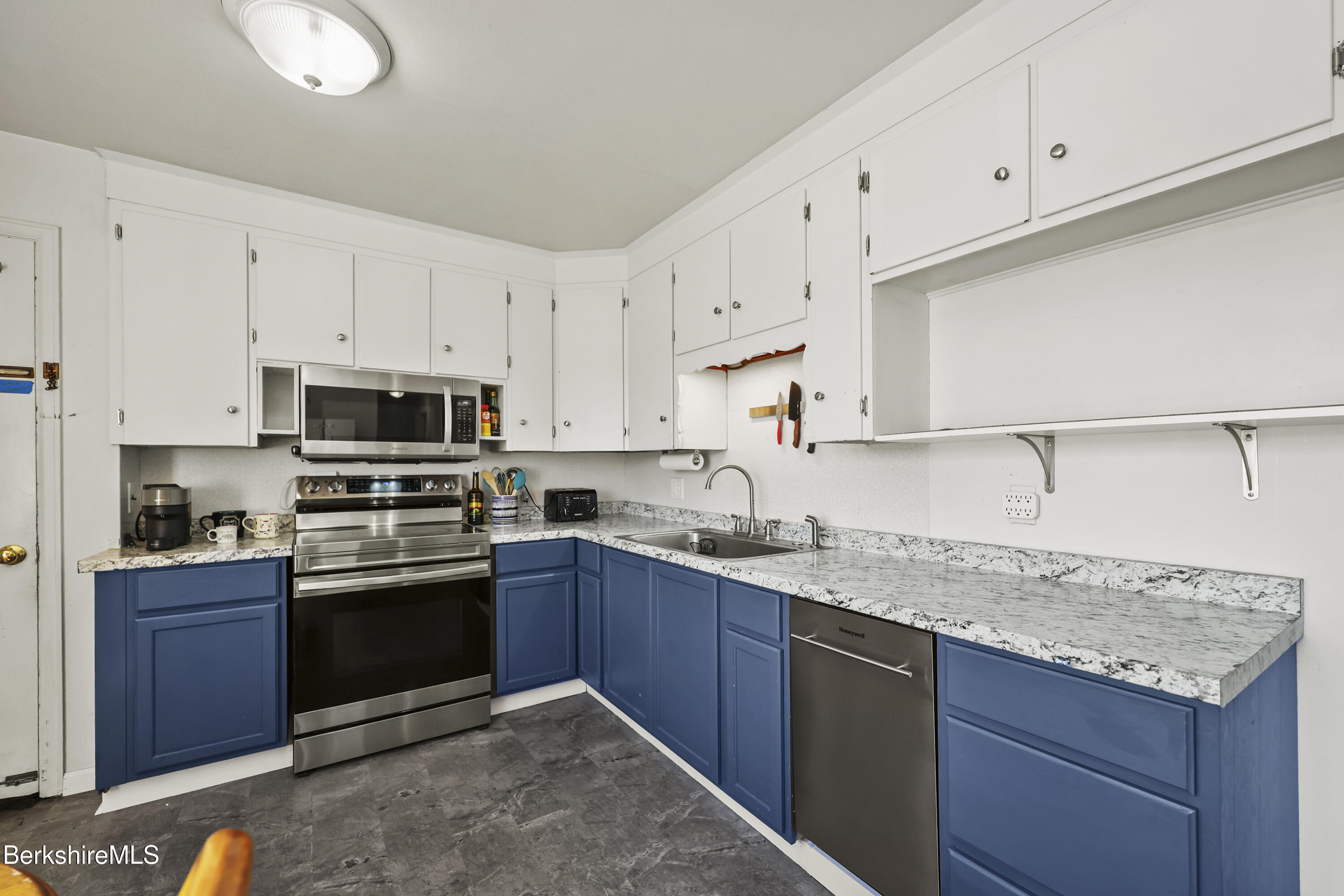 8 Alba Avenue Pittsfield, MA 01201 - Photo 10 of 36 Kitchen