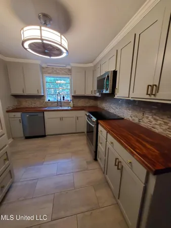 $2,175 | 2009 Lake Trace Drive, Jackson, MS 39211