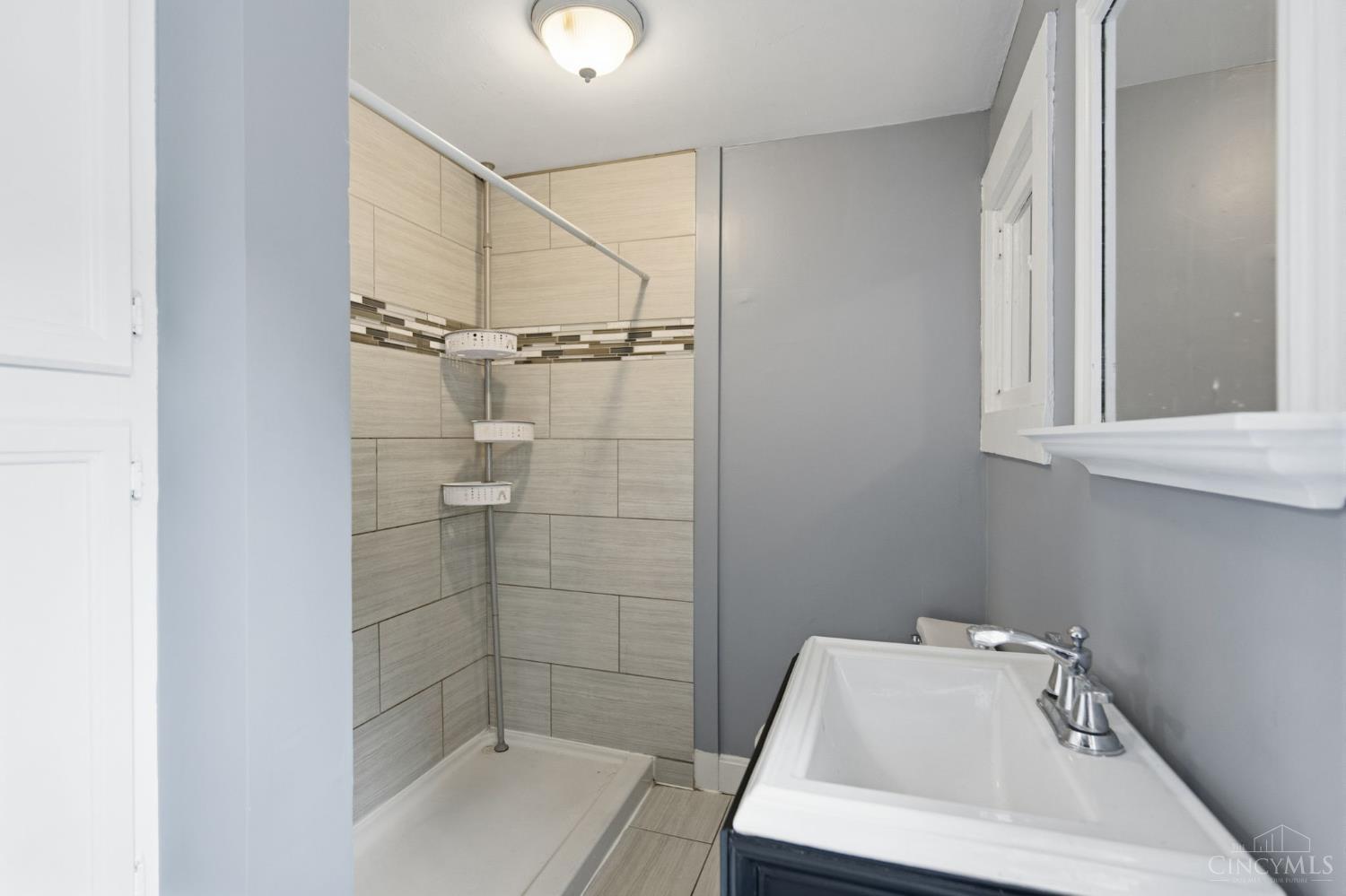3262 Linwood Avenue Cincinnati, OH 45208 - Photo 33 of 53
