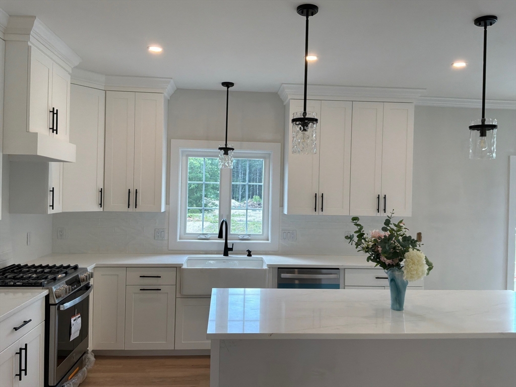 10 April Way Millis, MA 02054 - Photo 6 of 15