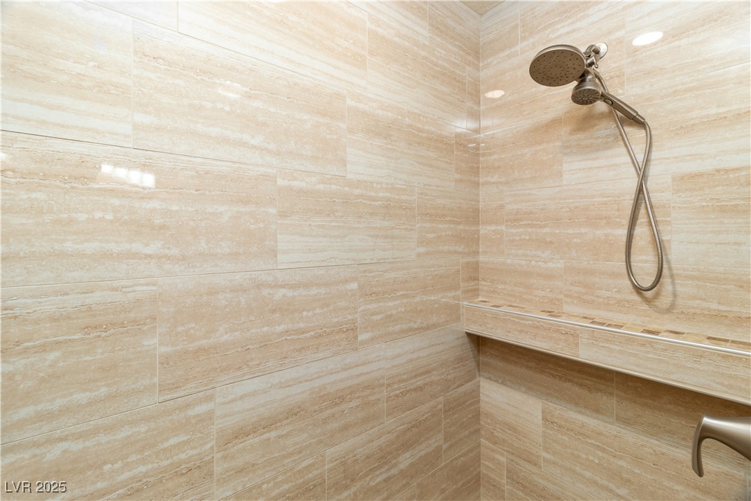 1948 Las Palmas Lane, Unit 277 Laughlin, NV 89029 - Photo 24 of 71 Full bathroom with tiled walk-in shower