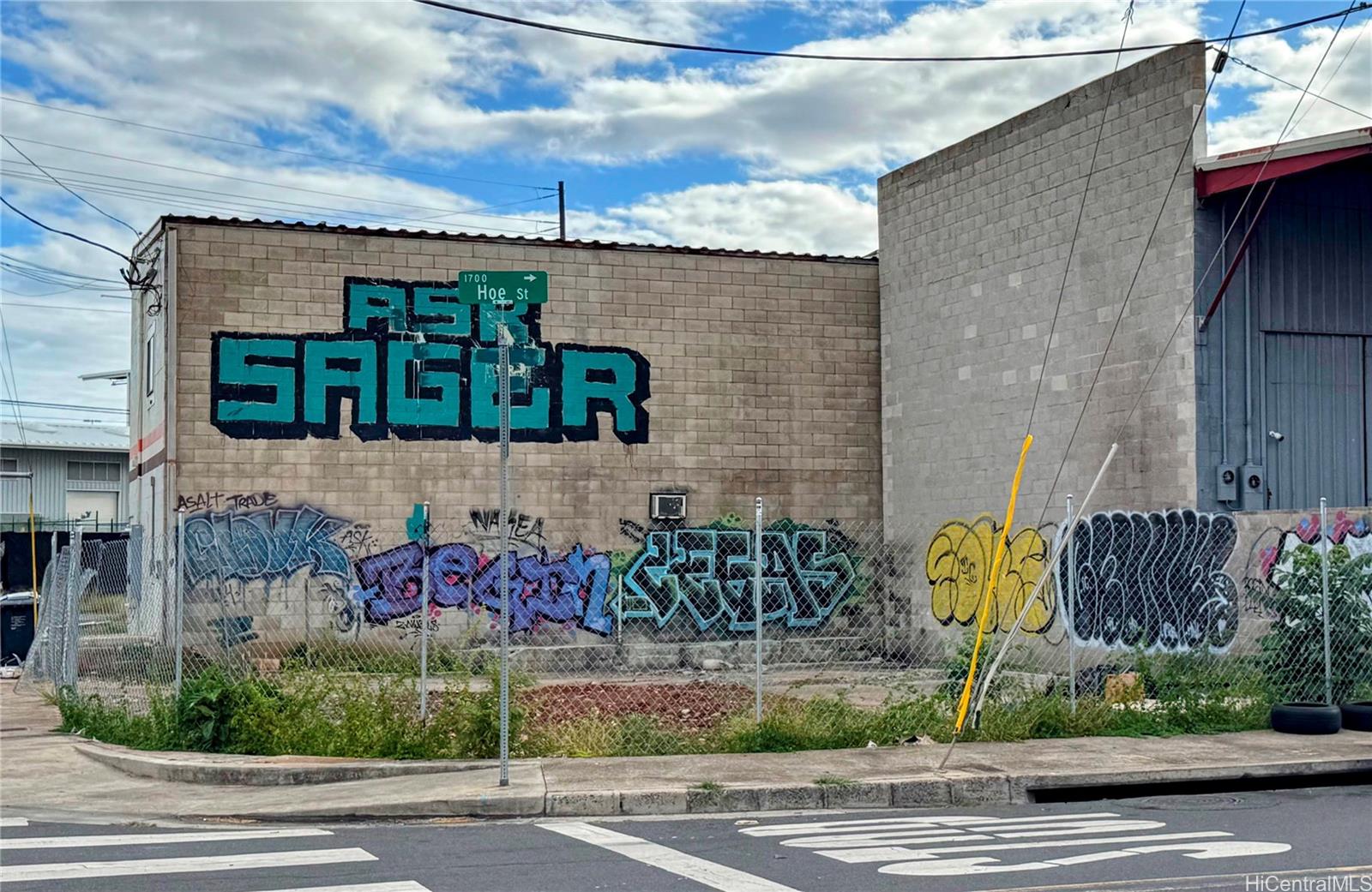 194 Kalihi Street Honolulu, HI 96819 - Photo 6 of 9 a front view of a house with a garden