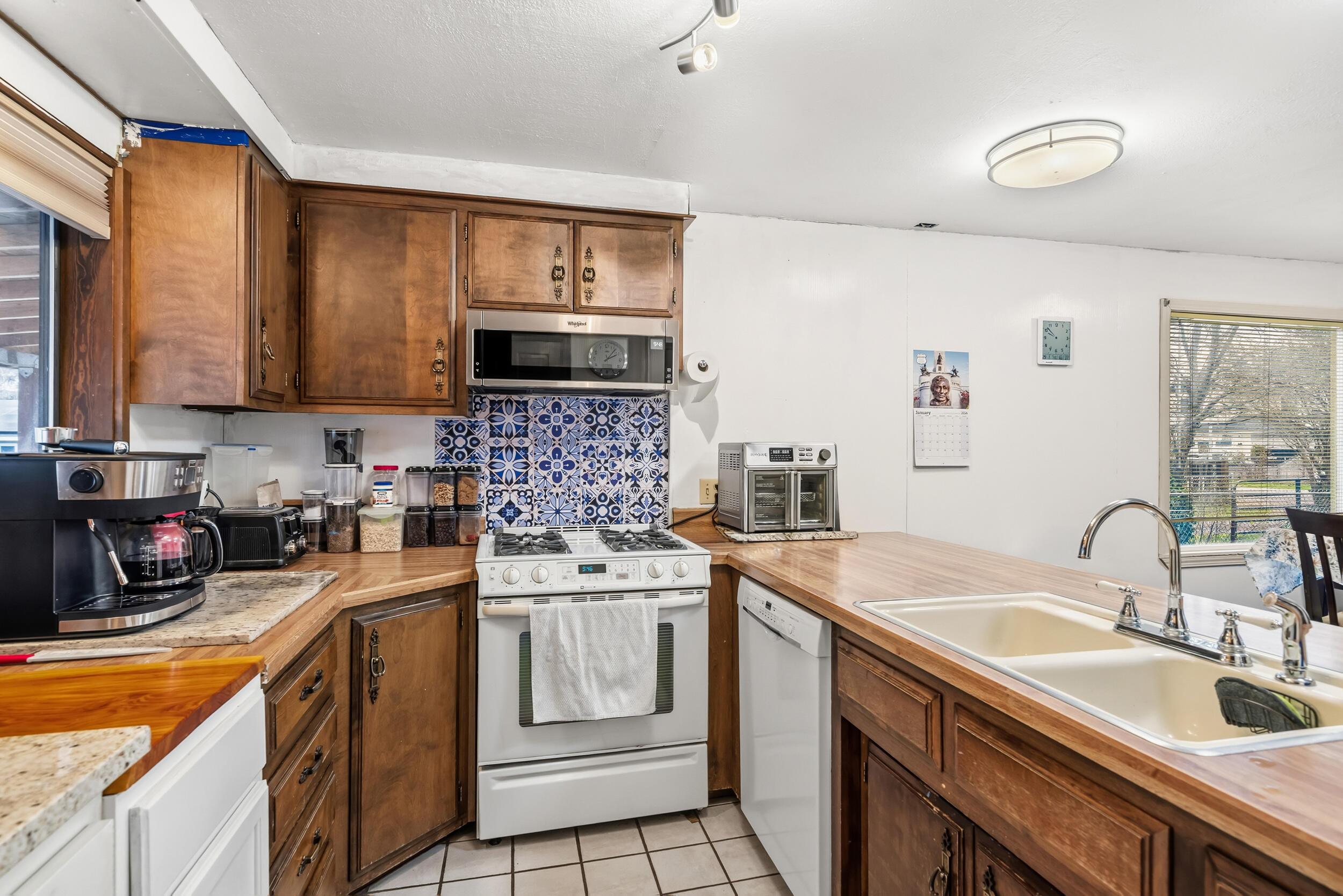 1654 Thomas Road Medford, OR 97501 - Photo 11 of 46 19_1654 thomas rd, medford, or 97501-19