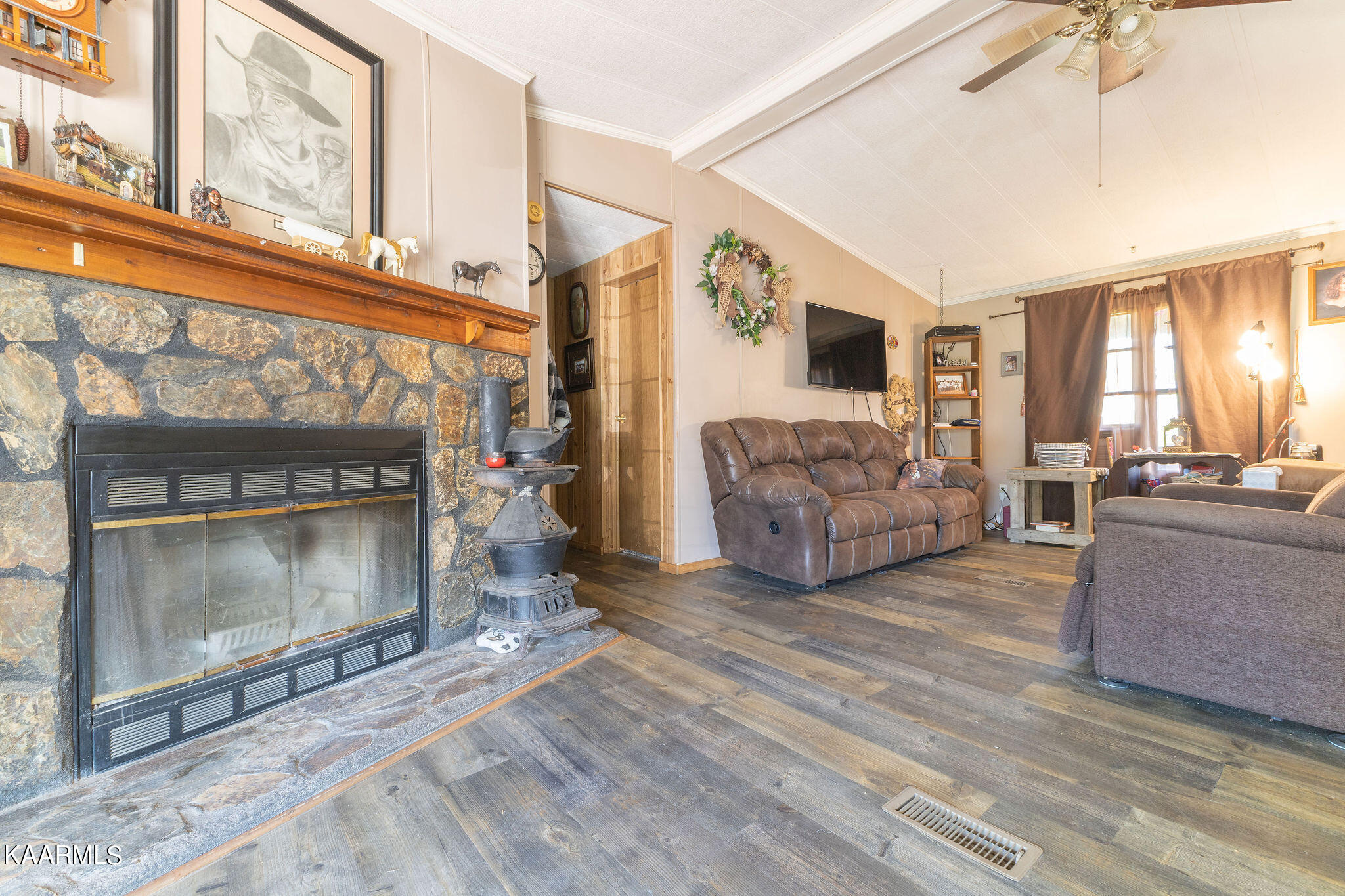 2898 White Road Loudon, TN 37774 - Photo 8 of 31 Living room