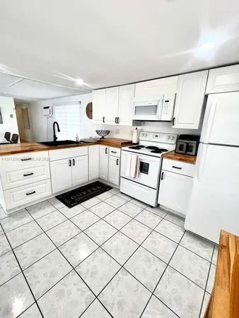 $1,975 | 219 West Lake Drive, Unit 219, Hallandale Beach, FL 33009