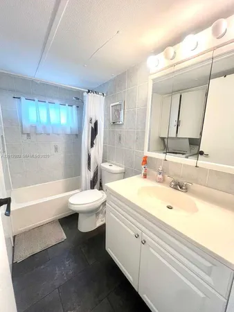$1,975 | 219 West Lake Drive, Unit 219, Hallandale Beach, FL 33009
