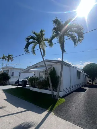 $1,975 | 219 West Lake Drive, Unit 219, Hallandale Beach, FL 33009