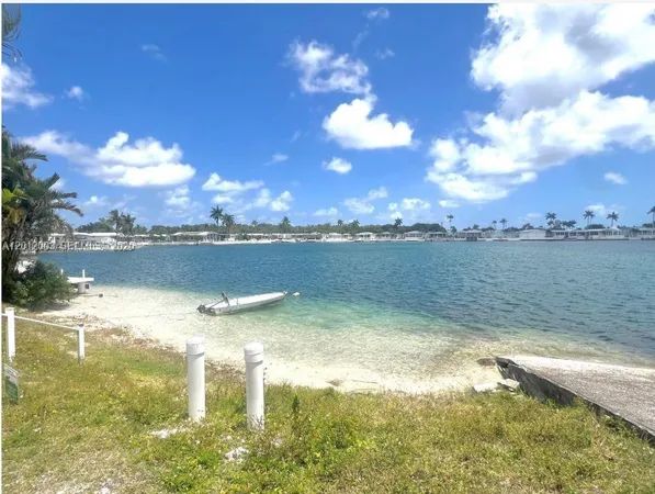 $1,975 | 219 West Lake Drive, Unit 219, Hallandale Beach, FL 33009