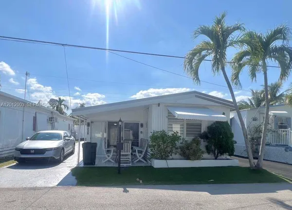 $1,975 | 219 West Lake Drive, Unit 219, Hallandale Beach, FL 33009