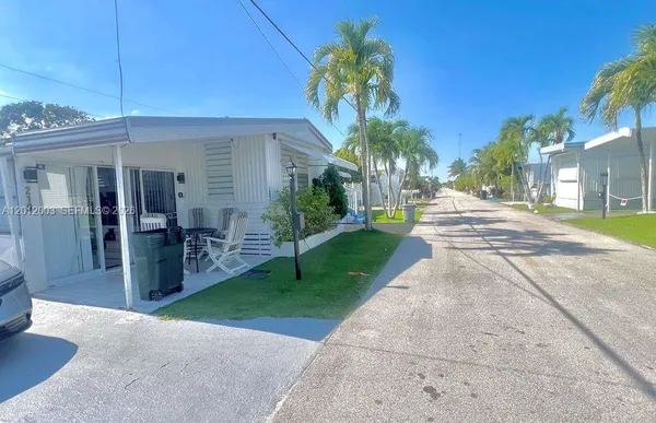 $1,975 | 219 West Lake Drive, Unit 219, Hallandale Beach, FL 33009