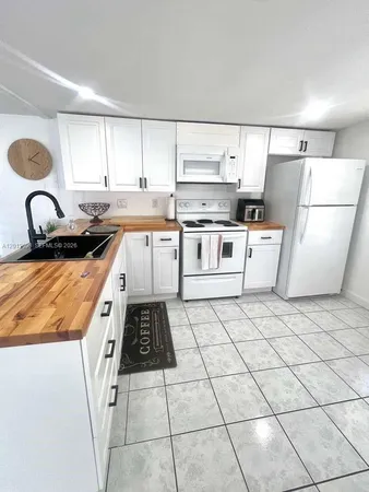 $1,975 | 219 West Lake Drive, Unit 219, Hallandale Beach, FL 33009