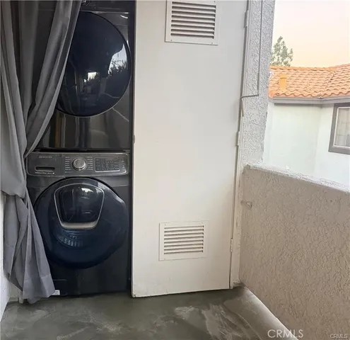 a view of a livingroom with a washer and dryer