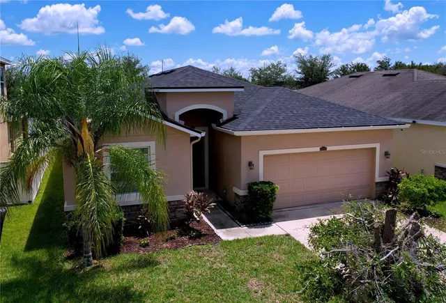 a view of a house with a yard