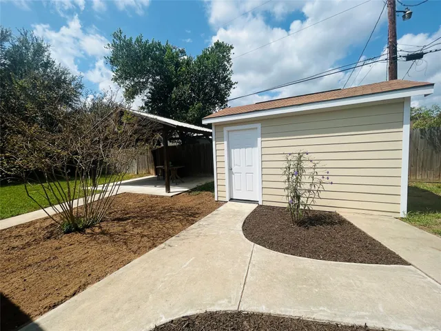 a view of entryway with outdoor space
