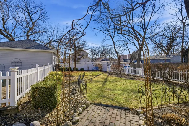 $250,000 | 401 South McLean Street, Bloomington, IL 61701