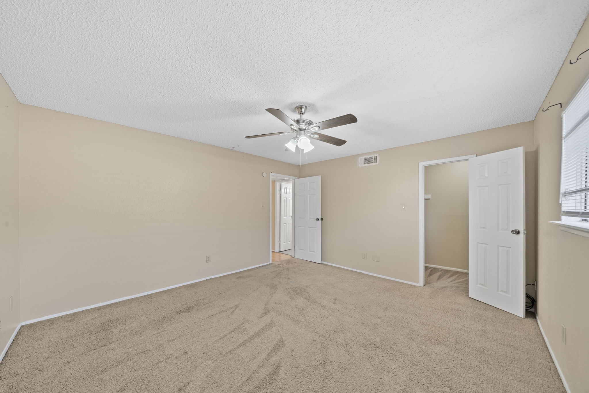 6701 Sands Point Drive, Unit 82 Houston, TX 77074 - Photo 12 of 23 a view of a livingroom with a ceiling fan