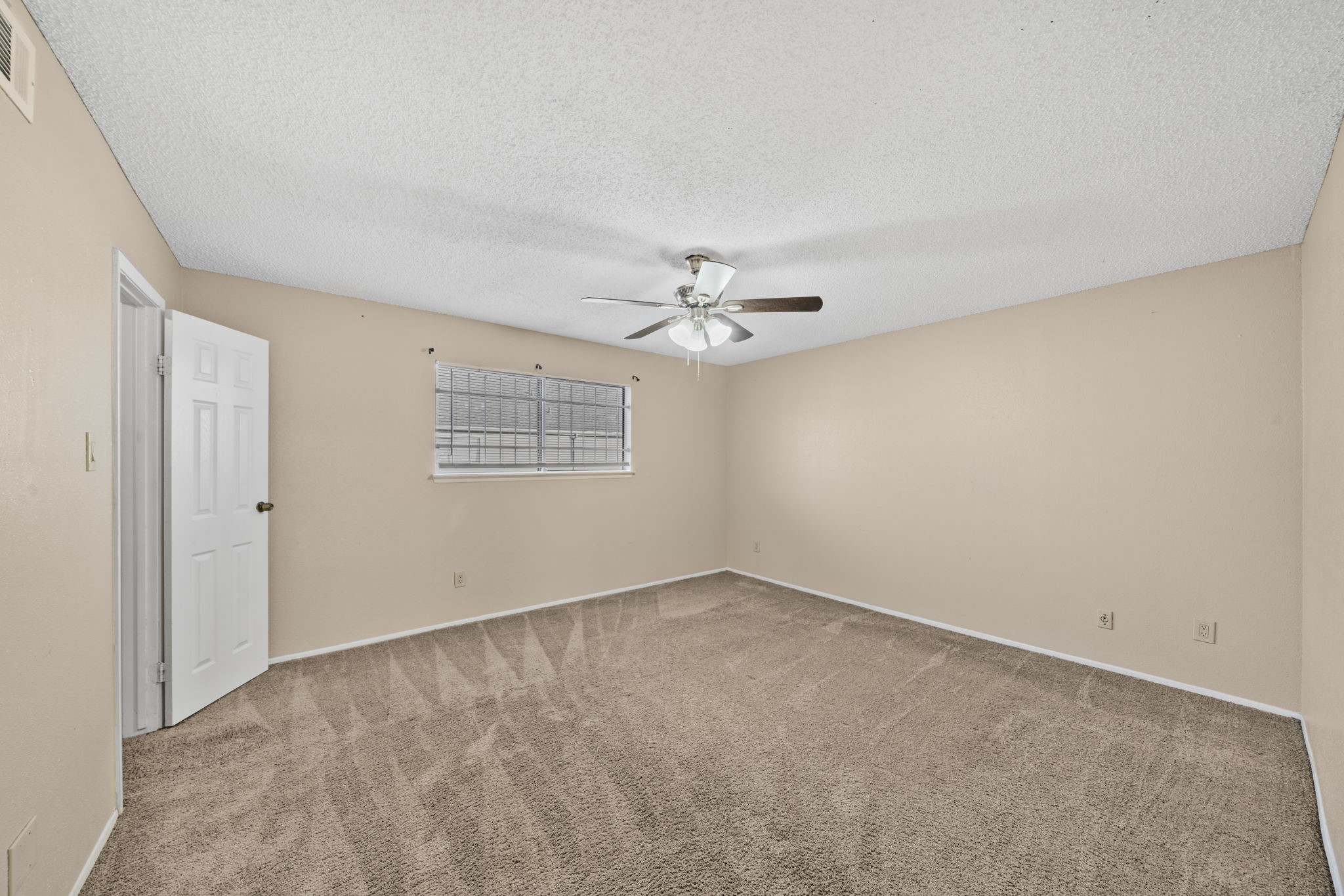 6701 Sands Point Drive, Unit 82 Houston, TX 77074 - Photo 10 of 23 a view of an empty room with a window