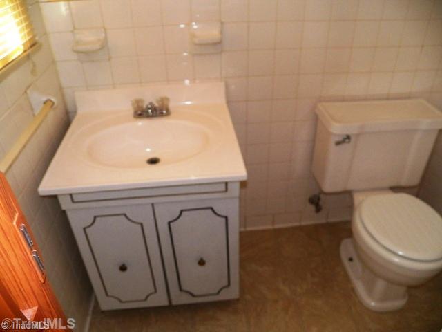 208 Mountain View Road Mount Airy, NC 27030 - Photo 6 of 10 Master Bath/Spa. Half bath