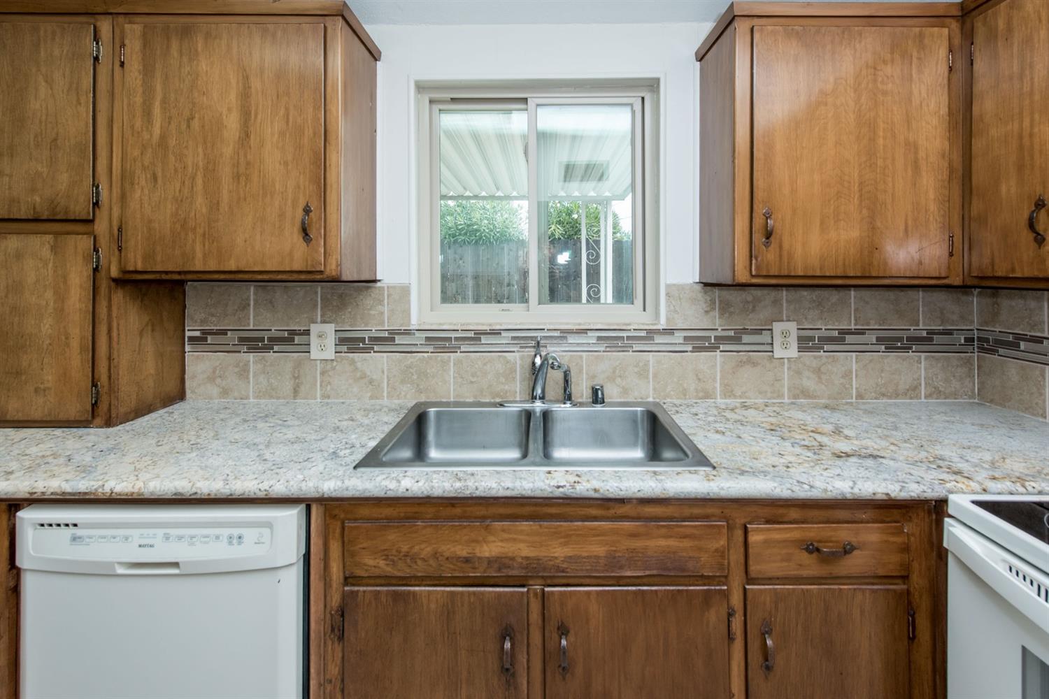 145 Rall Avenue Clovis, CA 93612 - Photo 9 of 25