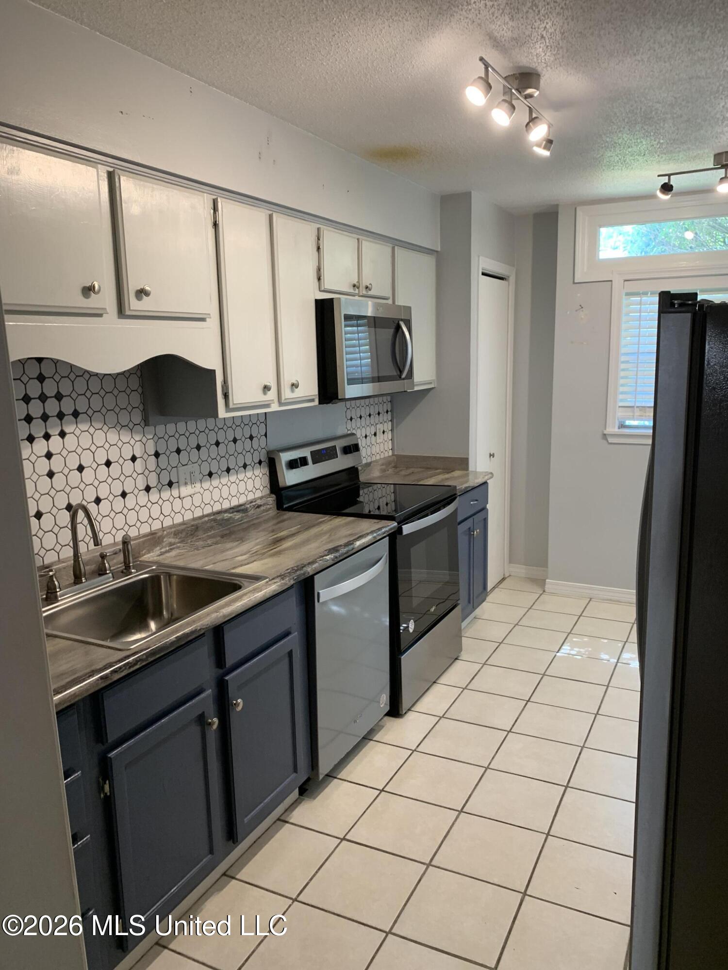 928 Courthouse Road, Unit 38 Gulfport, MS 39507 - Photo 6 of 21 KItchen