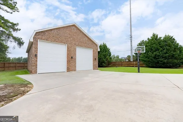 $599,000 | 32 Willow Lake Drive, Warner Robins, GA 31093