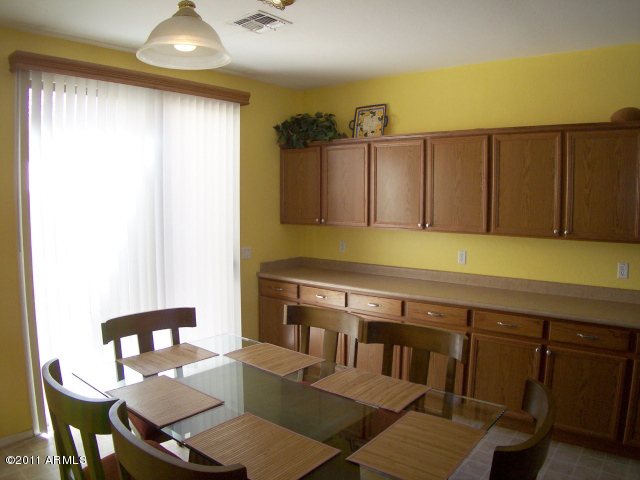 3696 South Martingale Road Gilbert, AZ 85297 - Photo 13 of 36 BREAKFAST AREA