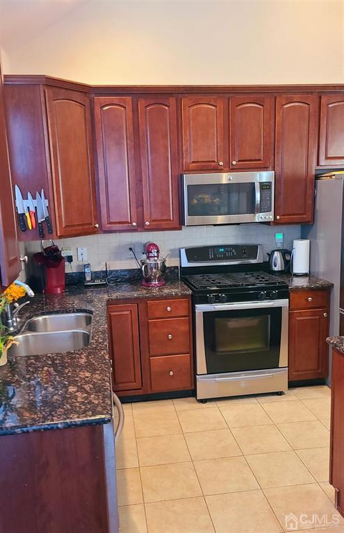 7 Pebble Creek Road Dayton, NJ 08810 - Photo 3 of 8 Gallery Image 3