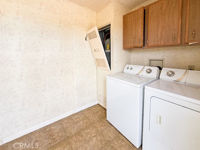 6450 Maricopa Road Phelan, CA 92371 - Photo 7 of 16 a utility room with dryer and washer
