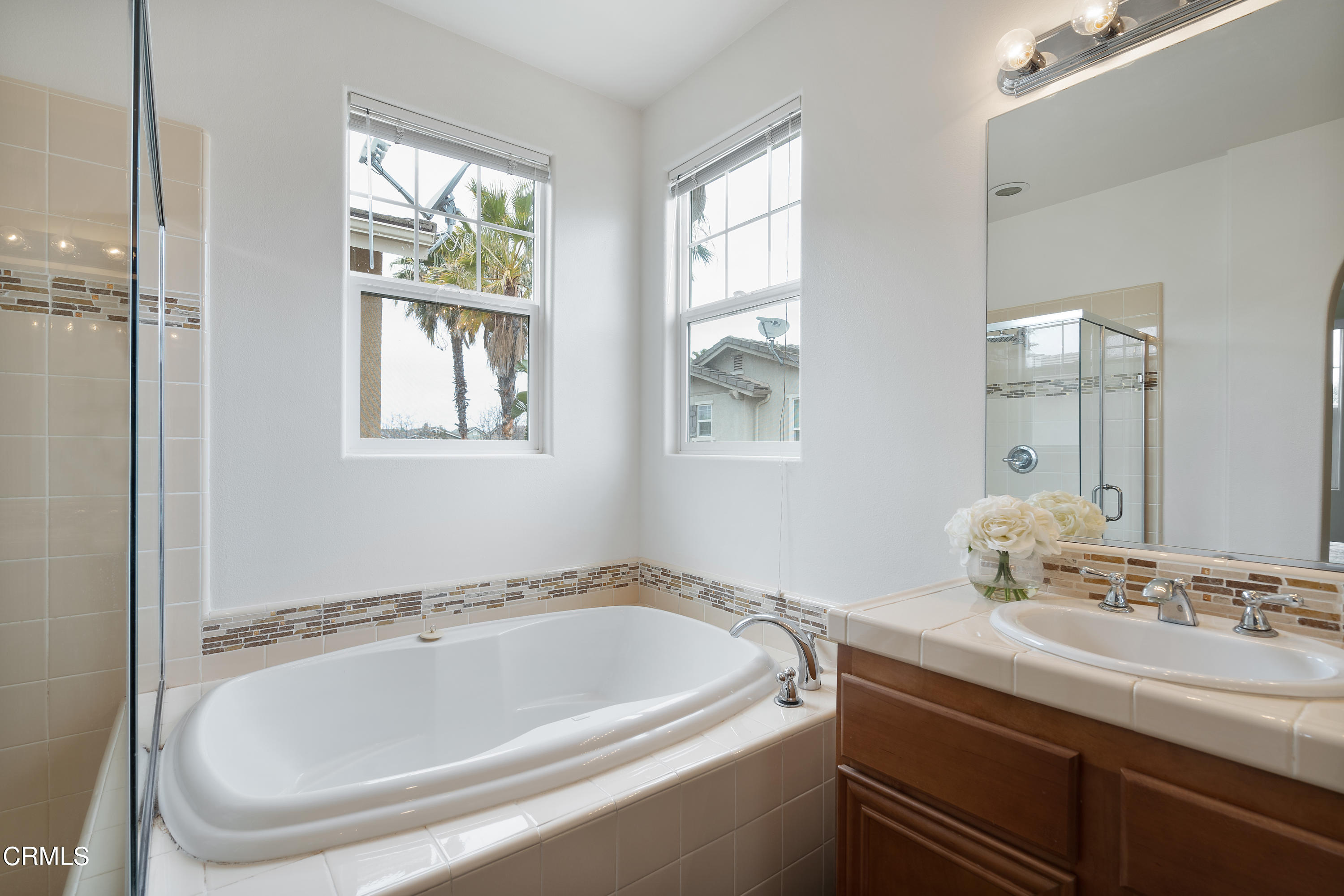 551 Spring Park Road Camarillo, CA 93012 - Photo 14 of 36 a bathroom with a tub sink and mirror