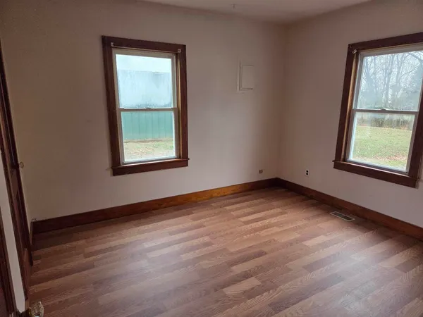 $69,500 | 107 West Carpenter Street, McLeansboro, IL 62859