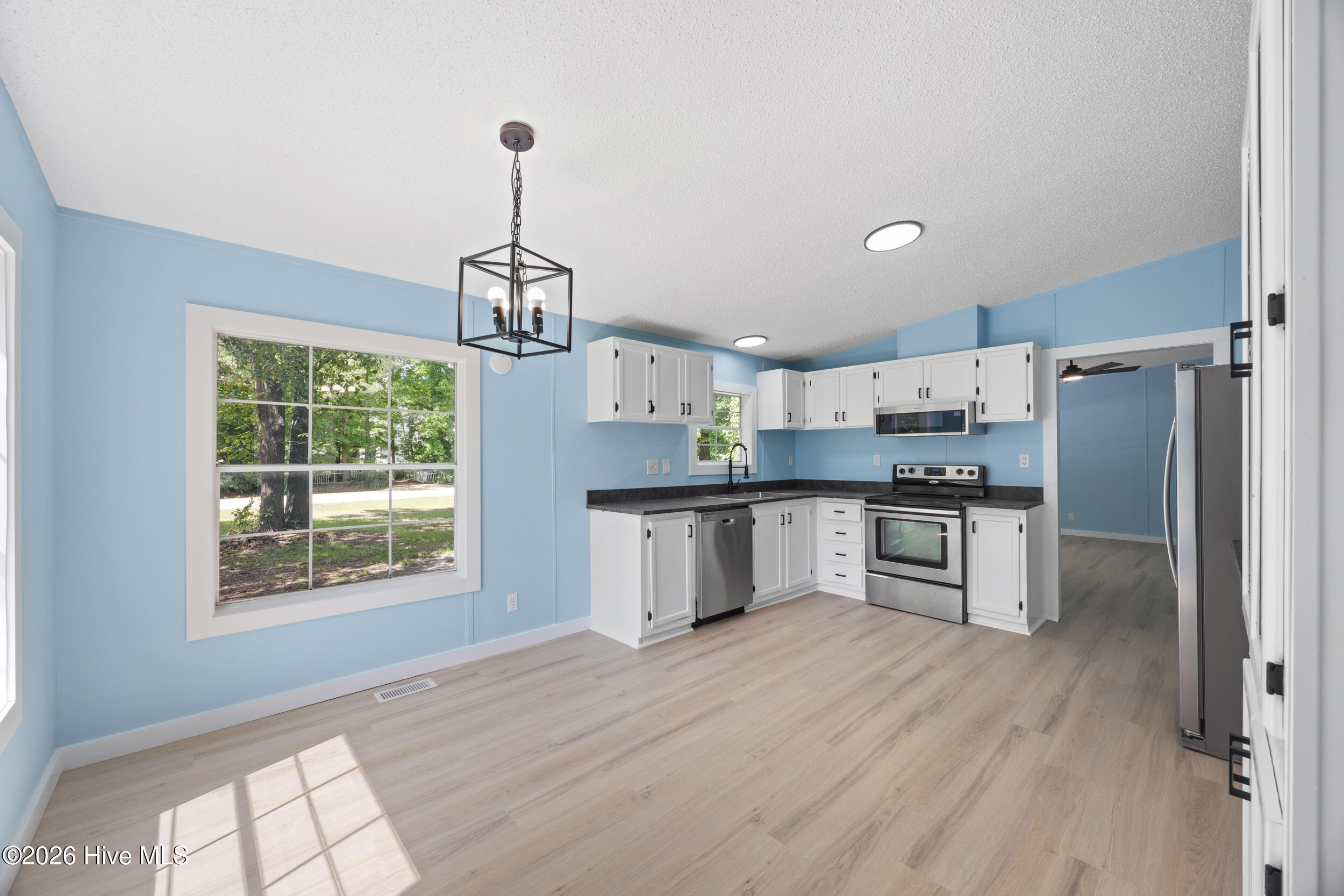 211 Pond Road Rocky Point, NC 28457 - Photo 8 of 38 22_dining area