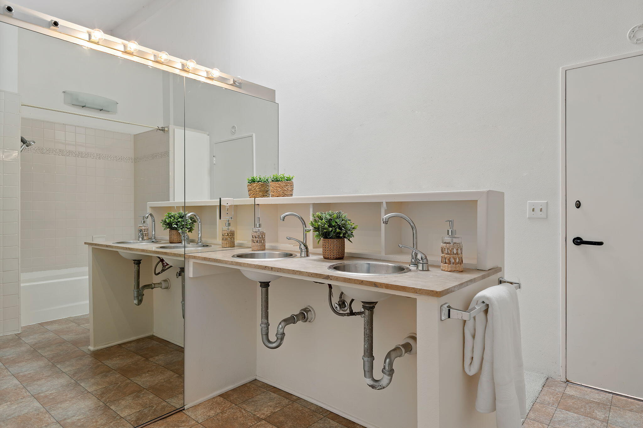 809 Moreno Road Santa Barbara, CA 93103 - Photo 21 of 31 Primary Bathroom