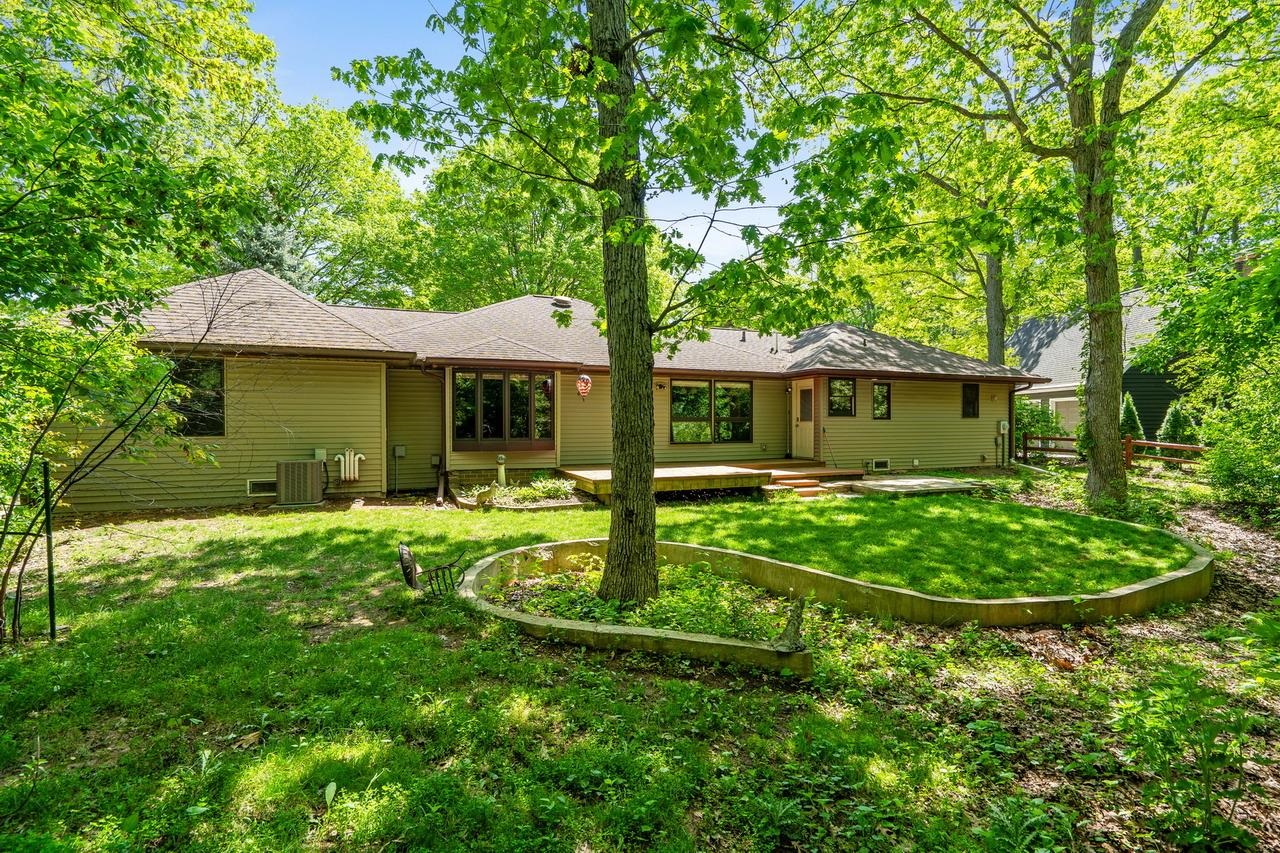 250 Traders Point Green Bay, WI 54302 - Photo 3 of 56