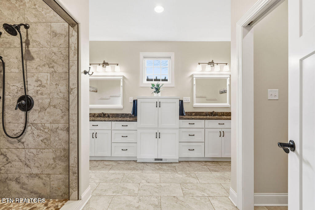 179 Oonoga Way Loudon, TN 37774 - Photo 34 of 60 Primary Bath