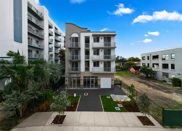 $1,940 | 650 Southwest 1st Street, Unit 305, Miami, FL 33130