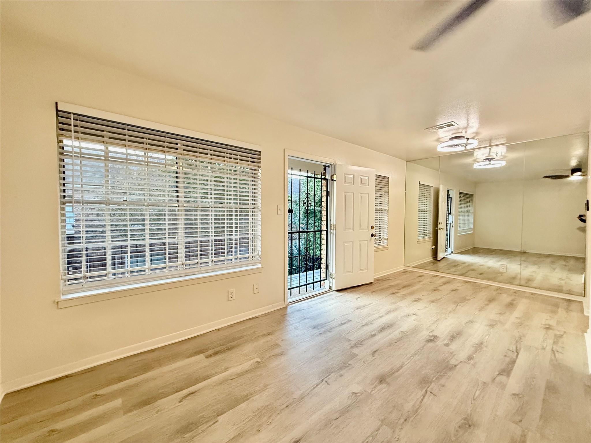6401 Skyline Drive, Unit 36 Houston, TX 77057 - Photo 3 of 14 a view of an empty room with a window