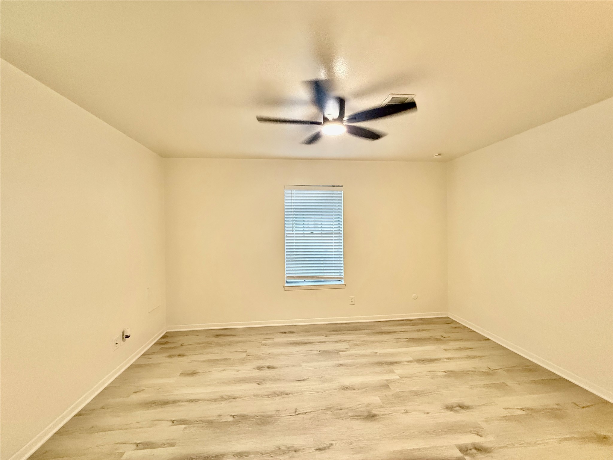 6401 Skyline Drive, Unit 36 Houston, TX 77057 - Photo 4 of 14 an empty room with a window and a ceiling fan